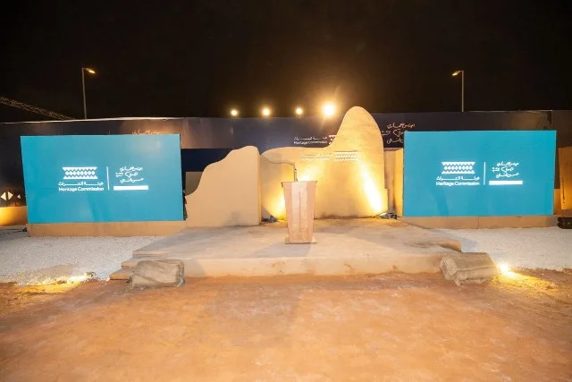المنصة الرئيسية وتجهيزات العرض