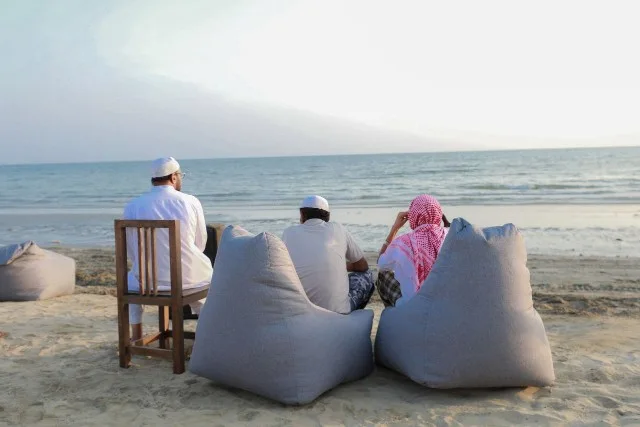الجلسات الخارجية بإطلالة على البحر