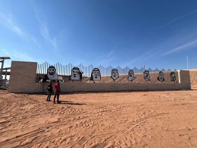 تفاصيل الأسوار والعناصر الدعائية