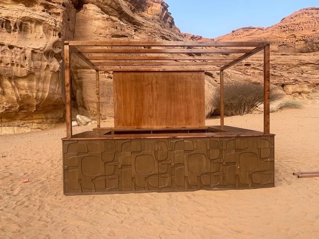 وحدة عرض خشبية في مساحة خارجية
