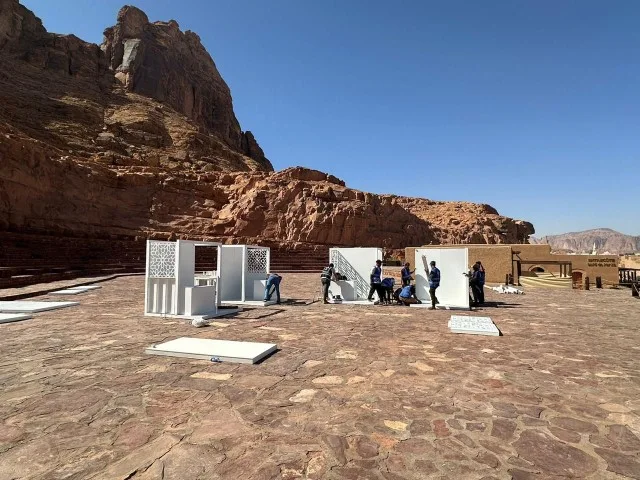 من مراحل تجهيز موقع الفعالية