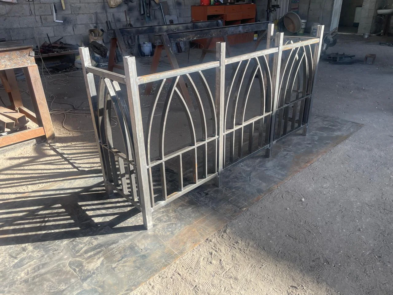درابزين معدني بزخارف هندسية أثناء التصنيع داخل ورشة الجزيرة