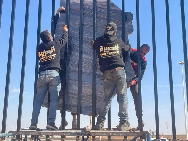 فريق التنفيذ أثناء التركيب